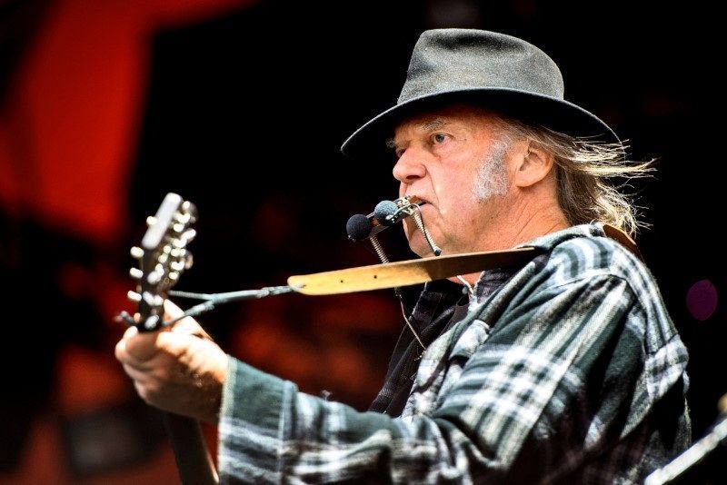 neil-young-e-alvo-de-processo-por-nome-da-banda-chrome-hearts