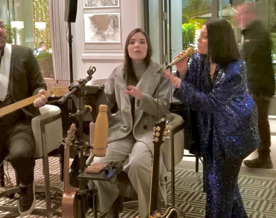 jessie-j-da-canja-surpresa-em-hotel-de-luxo-apos-show-no-the-town