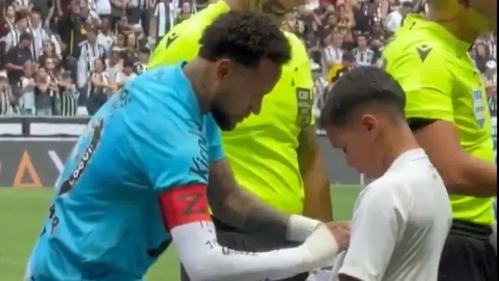 crianca-consegue-autografo-de-neymar-de-maneira-inusitada-na-arena-mrv