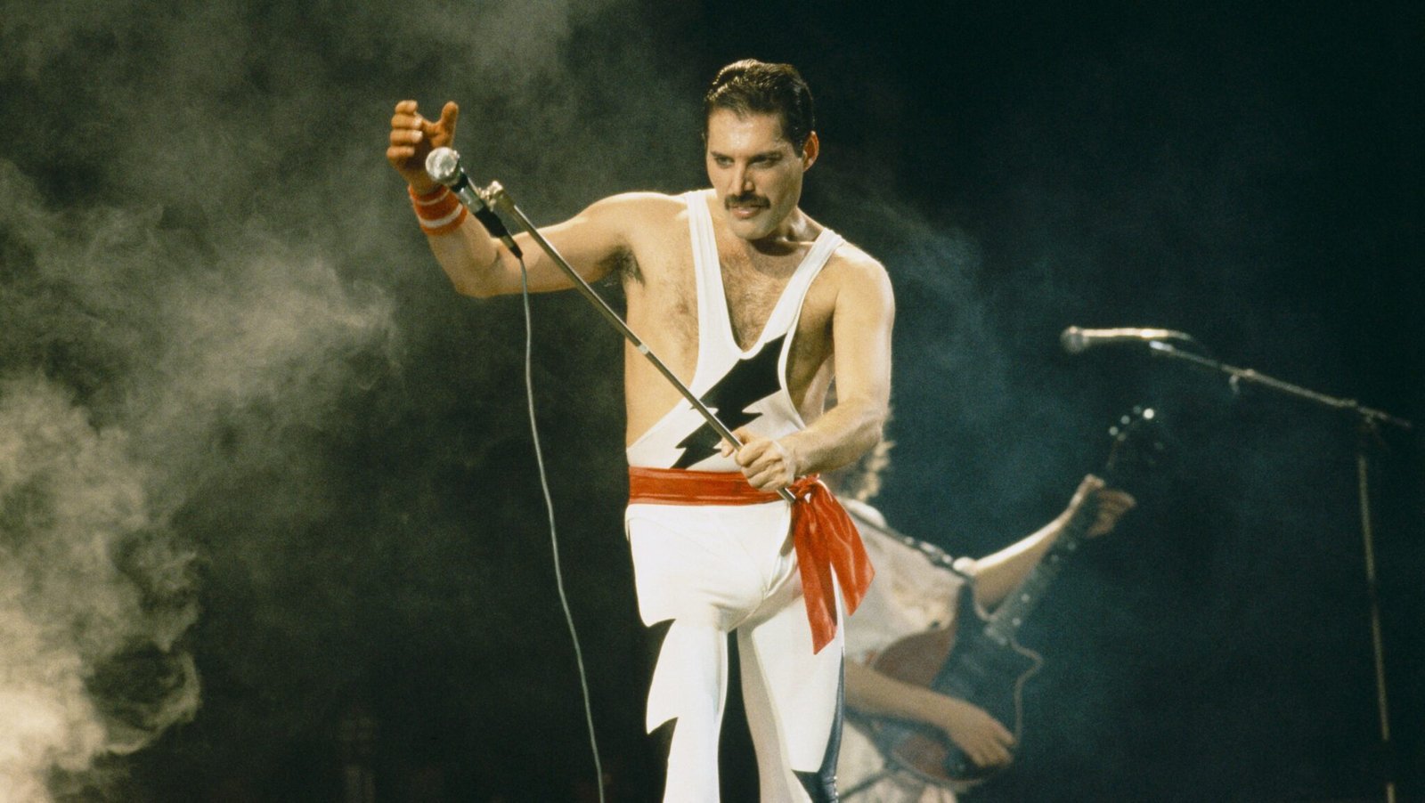 freddie-mercury:-biografia-revela-detalhes-de-filha-secreta-do-cantor