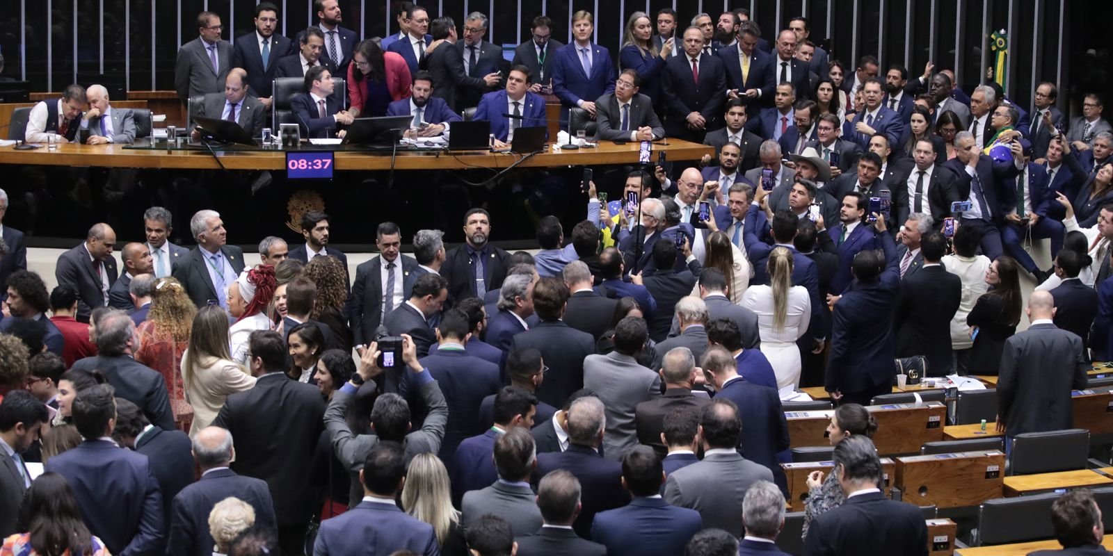 camara-aprova-urgencia-para-projeto-que-concede-anistia-aos-golpistas