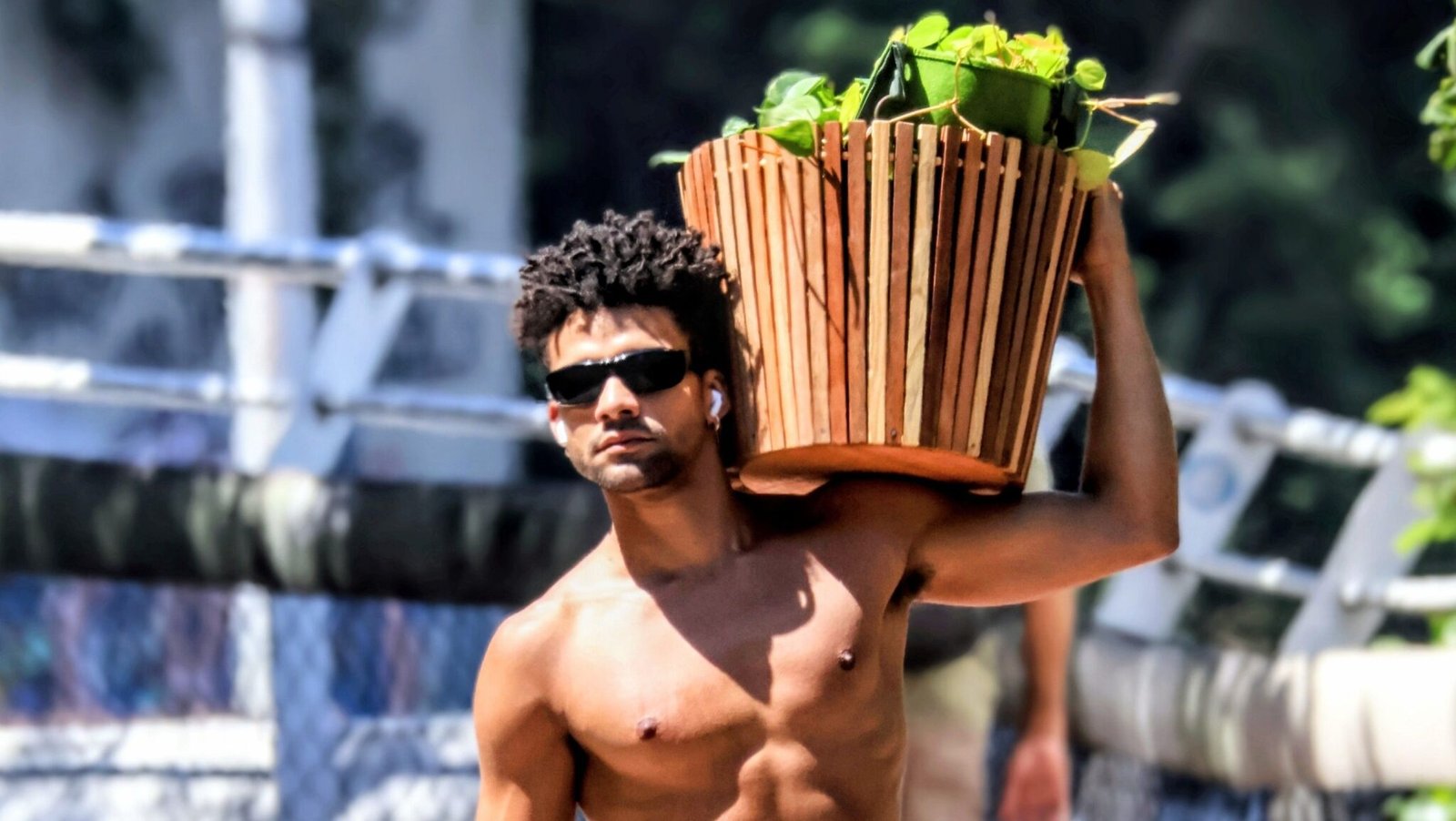 lucas-leto-se-surpreende-com-fotos-de-paparazzi:-“ficando-famoso”