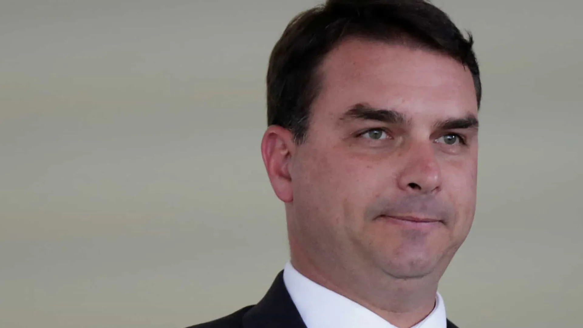 flavio-bolsonaro-critica-articulacao-contra-anistia-e-diz-que-pec-da-blindagem-e-sobrevivencia