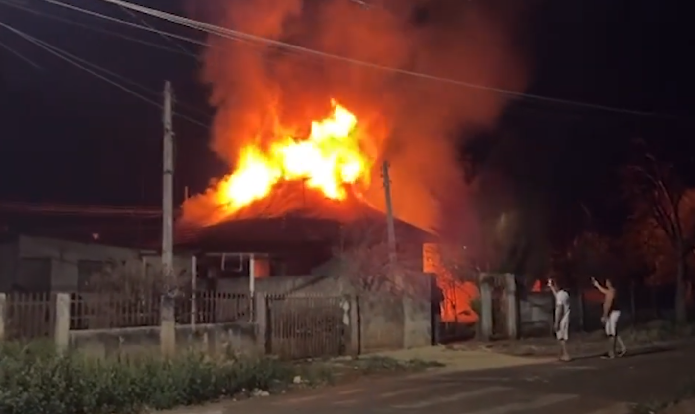 incendio-deixa-casa-de-madeira-completamente-destruida-em-rolandia