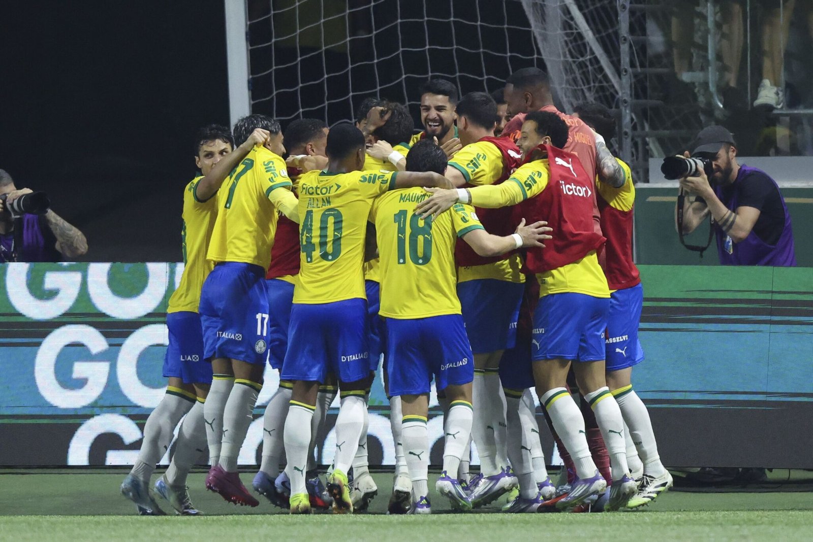 com-dois-de-andreas-pereira,-palmeiras-goleia-o-fortaleza-pelo-brasileiro