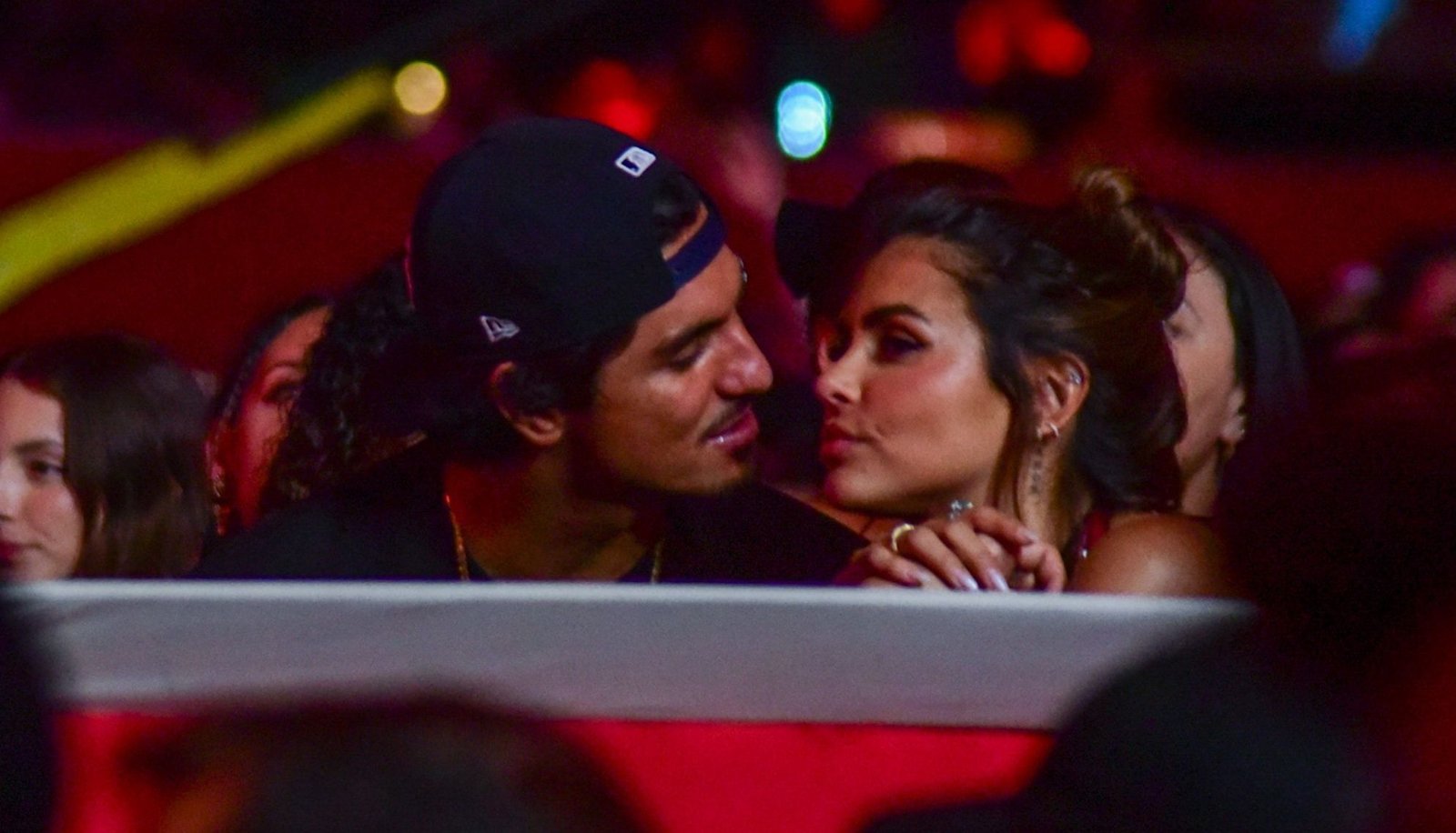 gabriel-medina-e-namorada-trocam-beijao-em-show-de-jorge-&-mateus;-veja