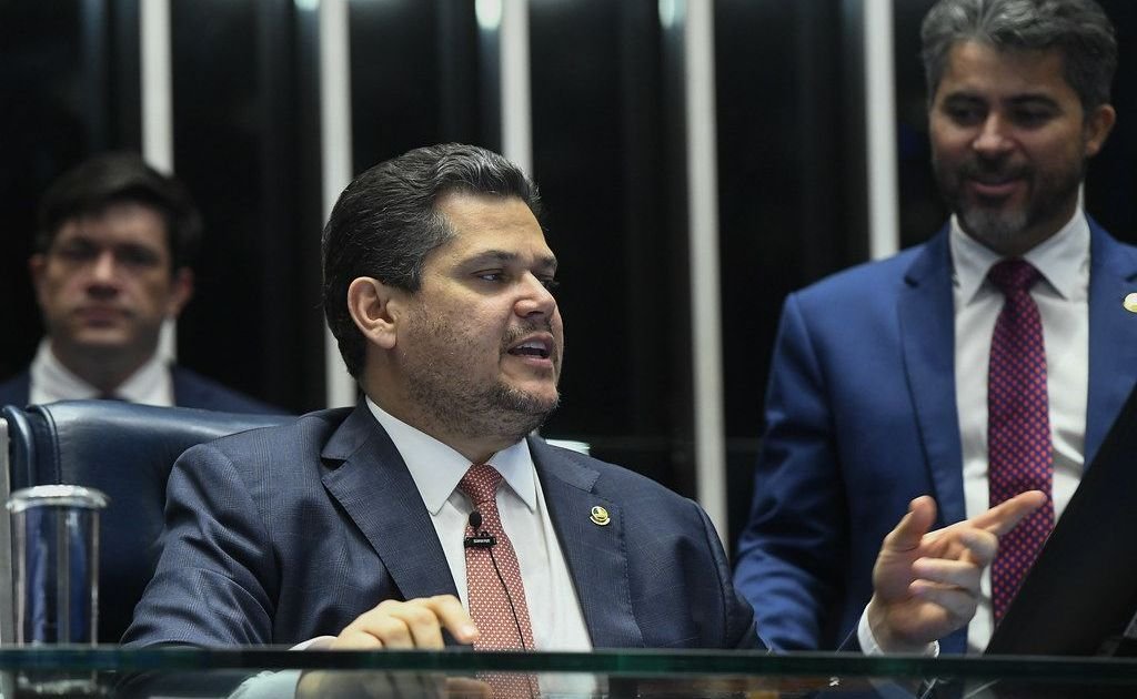 analise:-alcolumbre-leva-pec-da-blindagem-ao-plenario-e-da-recado-a-camara