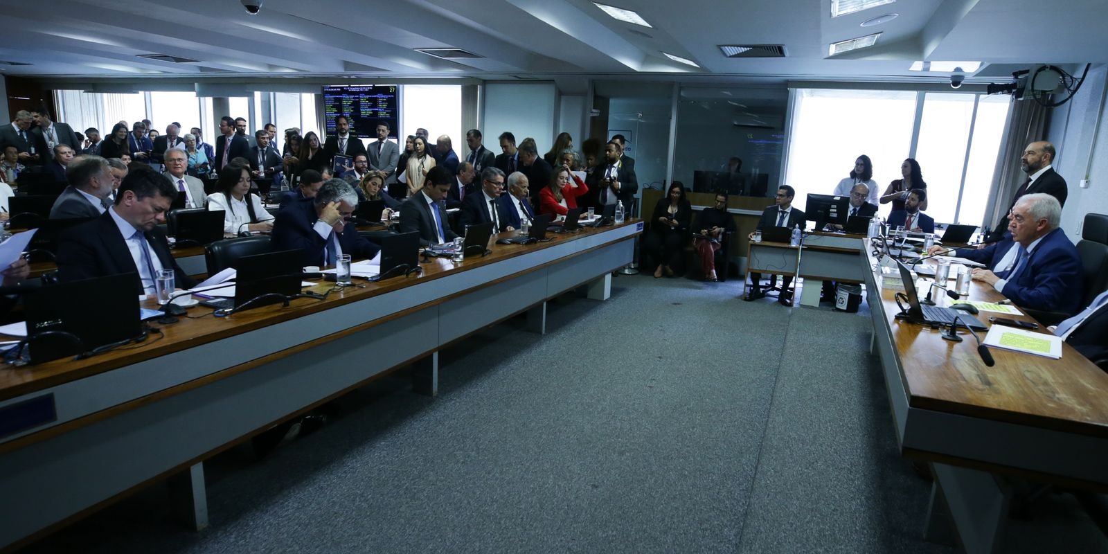 apos-protestos-pelo-pais,-pec-da-blindagem-e-barrada-na-ccj-do-senado