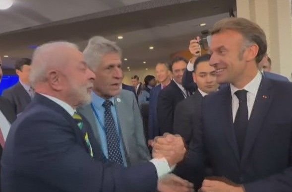 video:-macron-chama-lula-de-guerreiro-durante-breve-encontro-em-nova-york