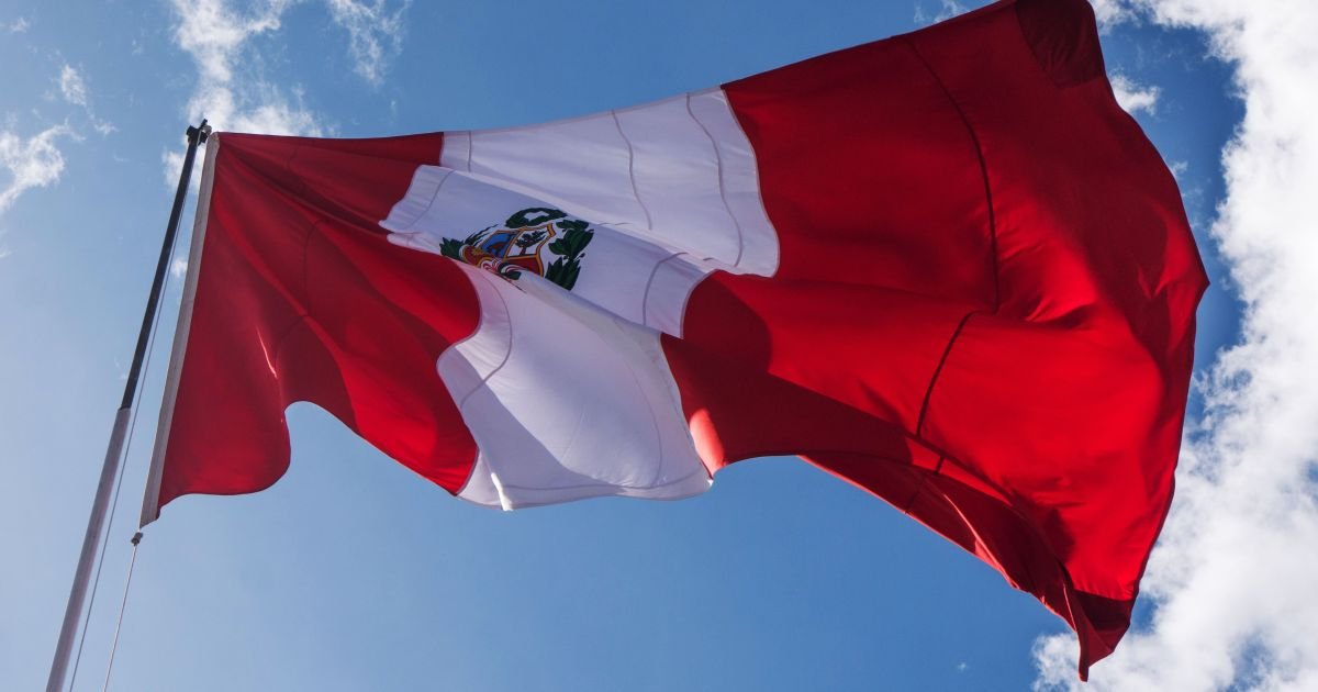 van-de-musicos-bolivianos-bate-em-caminhao-no-peru-e-deixa-14-mortos