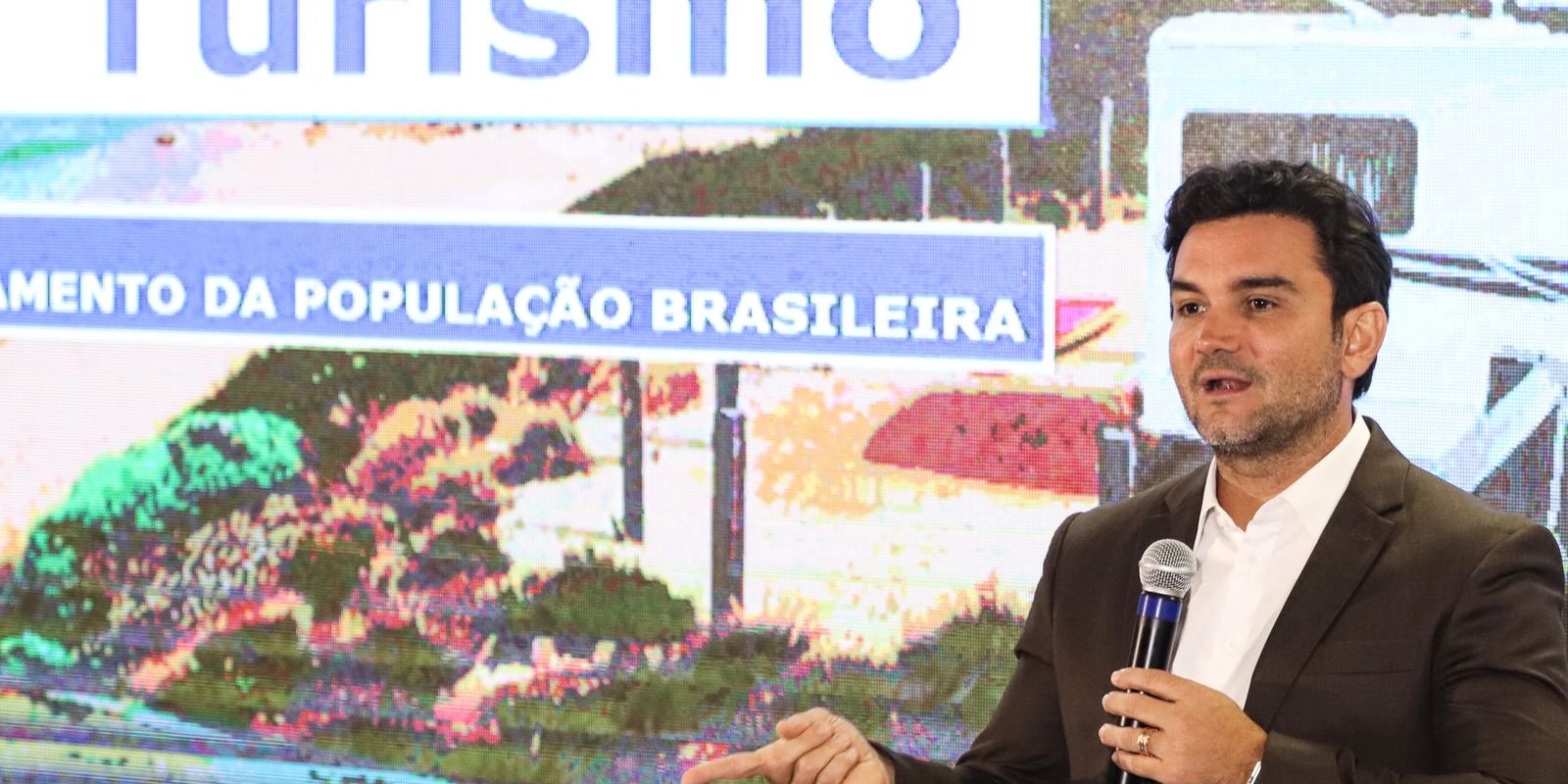celso-sabino,-ministro-do-turismo,-entrega-carta-de-demissao-a-lula