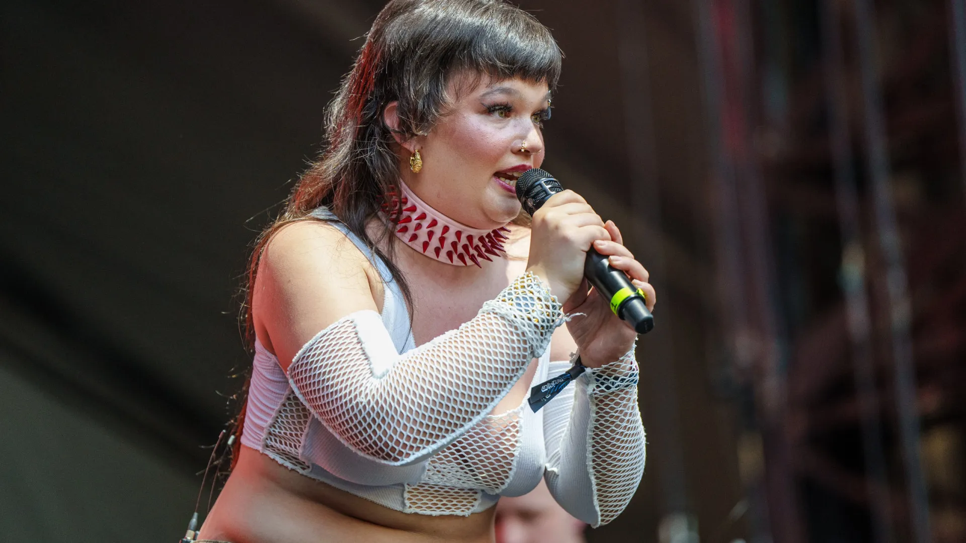 lola-young,-cantora-de-‘messy’,-desmaia-durante-show-e-choca-fas;-video