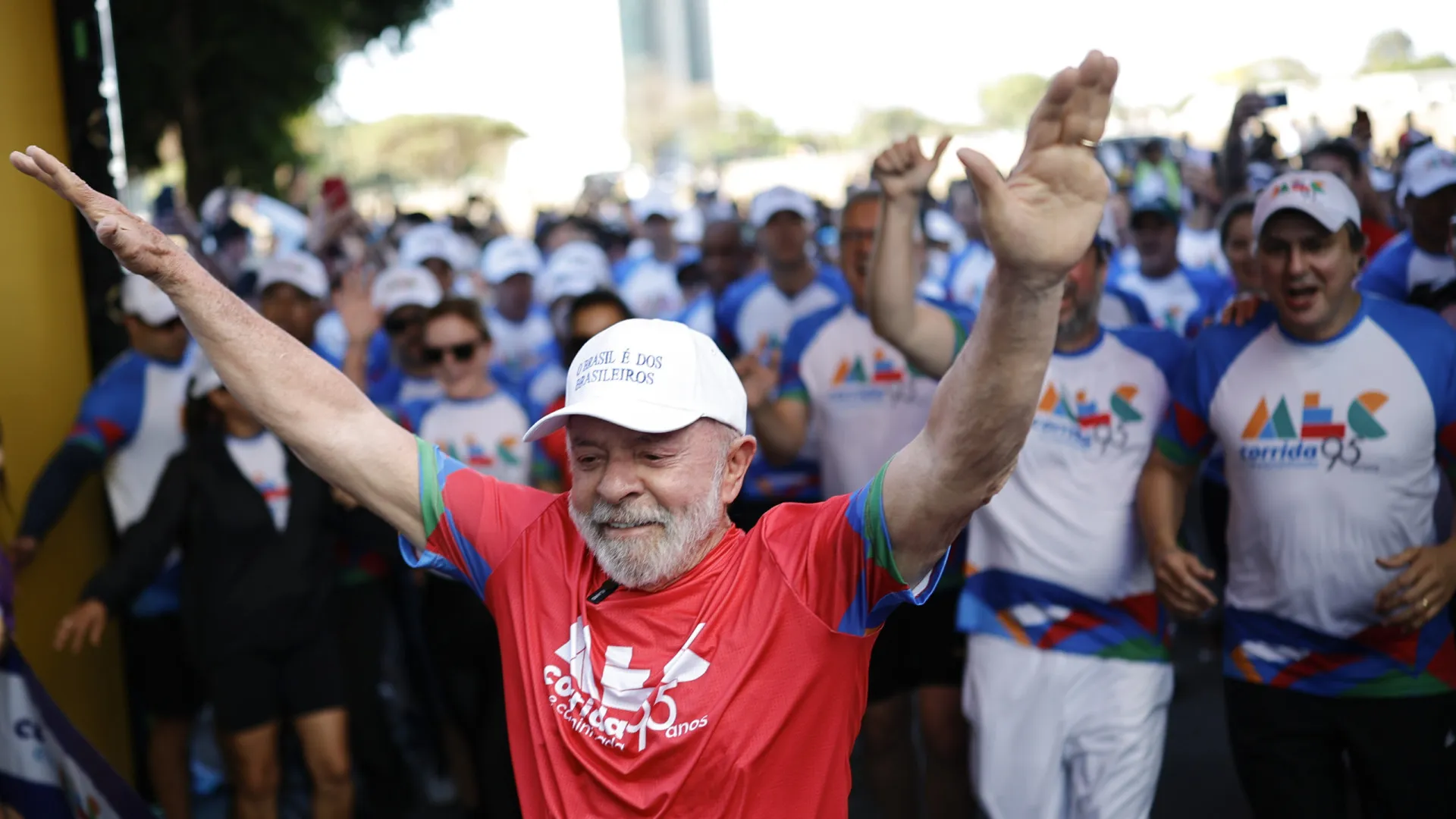 lula-corre-em-publico,-faz-provocacao-a-bolsonaro-e-fala-em-soberania-apos-aceno-de-trump