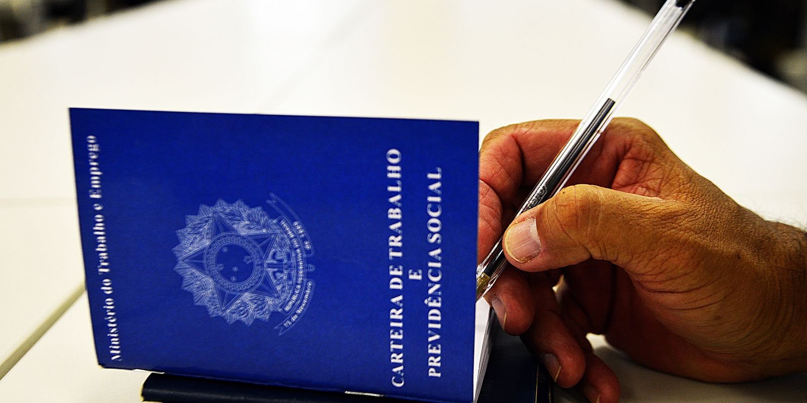 taxa-de-desemprego-em-agosto-fica-em-5,6%-e-repete-recorde-de-minima