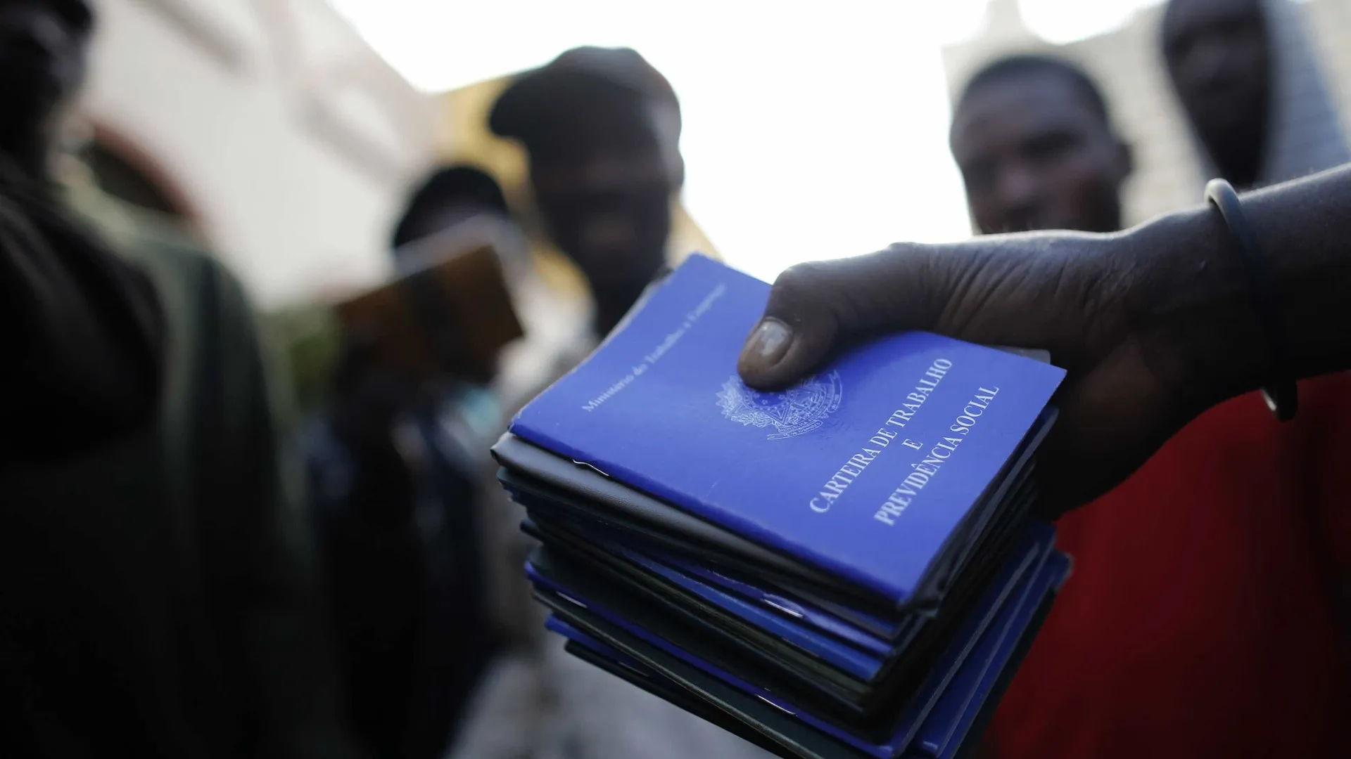 taxa-de-desemprego-em-agosto-fica-em-5,6%-e-repete-recorde-de-minima