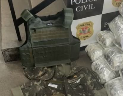 policia-apreende-armamento-e-farda-do-exercito-em-operacao-contra-o-trafico