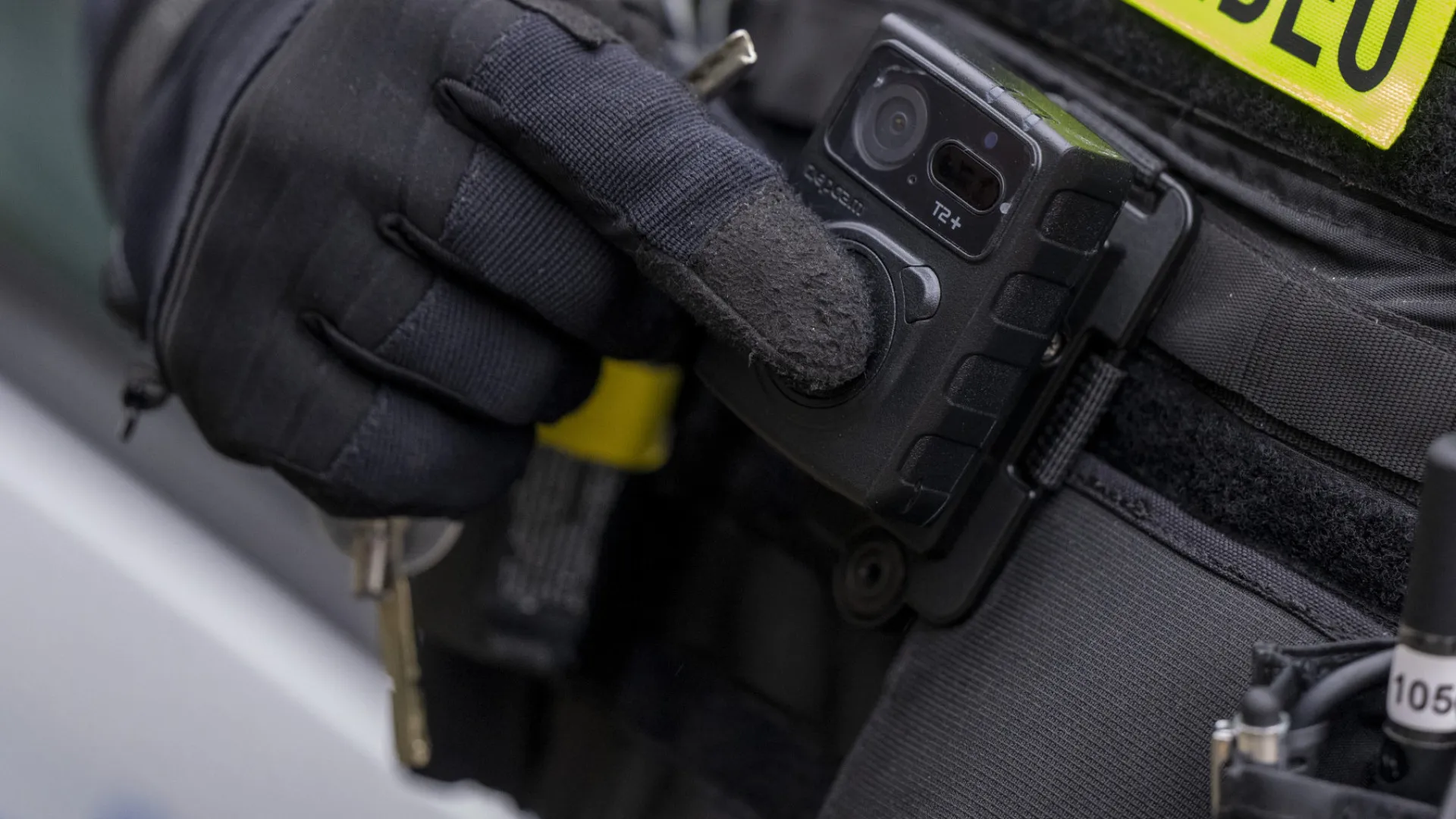 camera-corporal-flagra-pms-do-bope-furtando-casa-durante-operacao-no-alemao,-no-rio