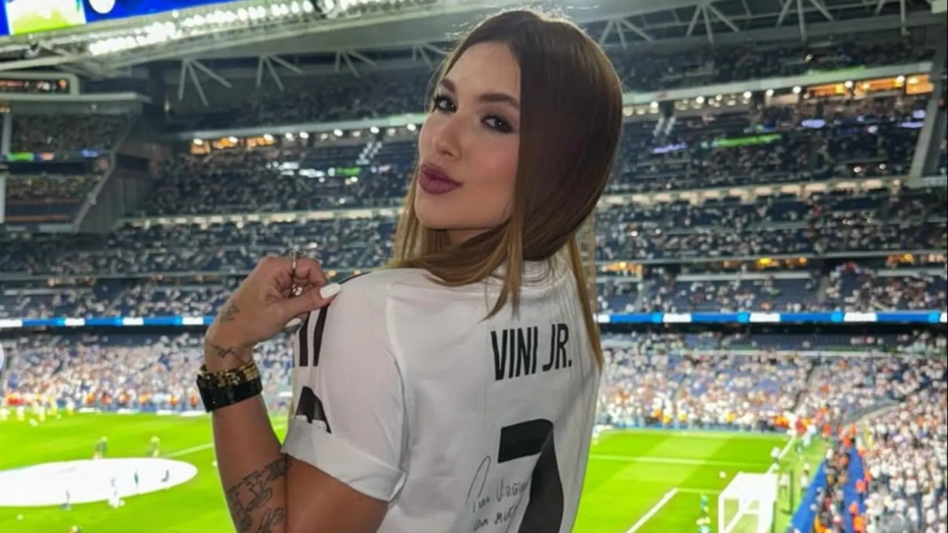 vini-jr.-marca-dois-gols-com-virginia-fonseca-na-arquibancada