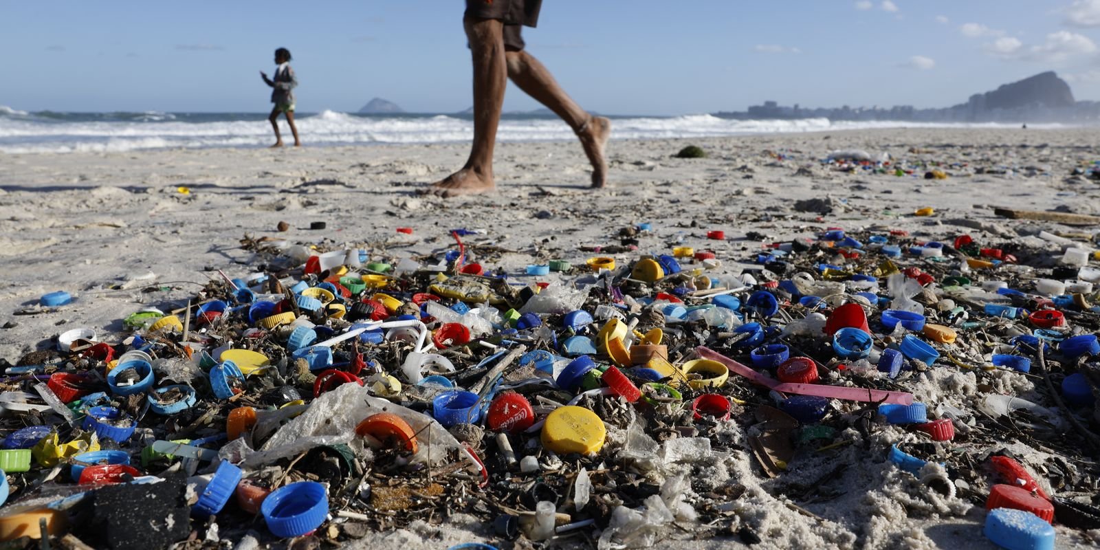 estrategia-quer-reduzir-poluicao-marinha-causada-por-plasticos