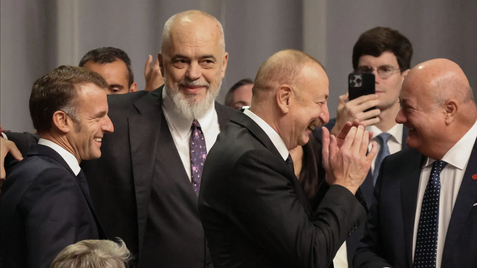 lideres-de-franca,-albania-e-azerbaijao-sao-‘flagrados’-rindo-de-trump