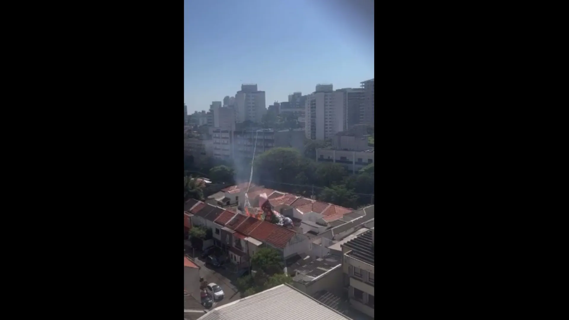 balao-cai-sobre-telhados-de-residencias-e-pega-fogo-em-sao-paulo;-video