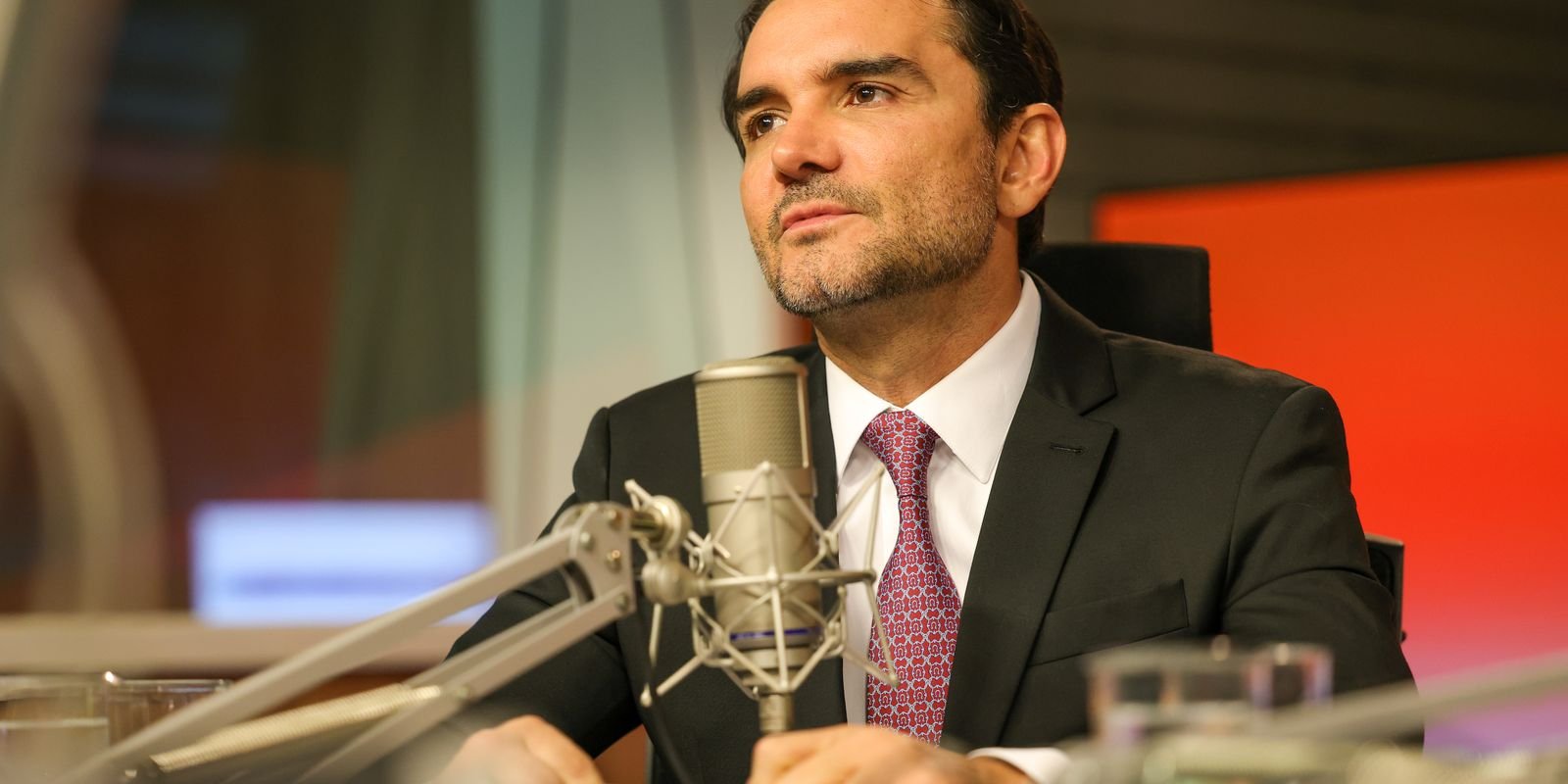 dois-ministros-sao-afastados-de-seus-partidos-por-continuar-no-governo