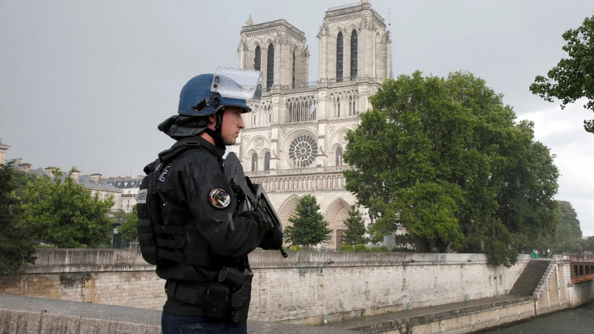 carta-anonima-alerta-para-ataque-em-notre-dame:-“vao-causar-um-massacre”