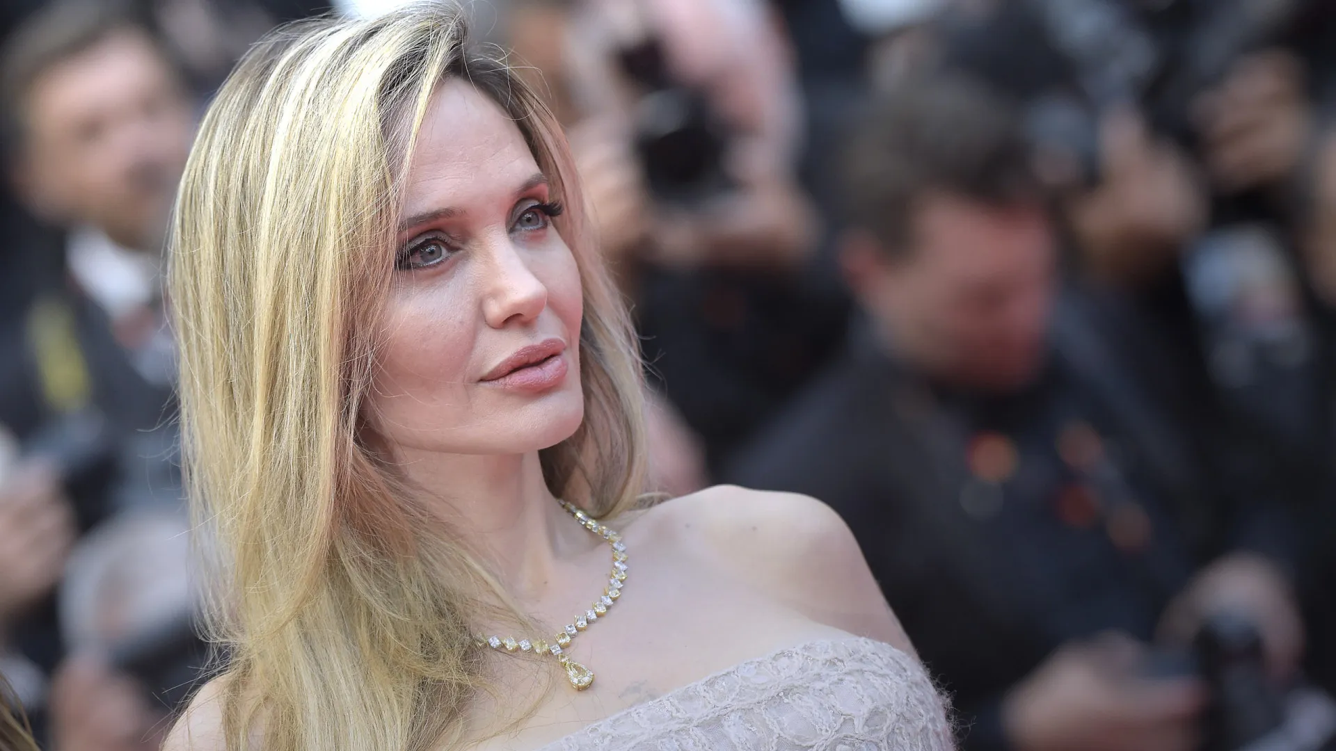 angelina-jolie-relata-divorcio-‘traumatico’-de-brad-pitt-e-fala-em-dificuldades-financeiras