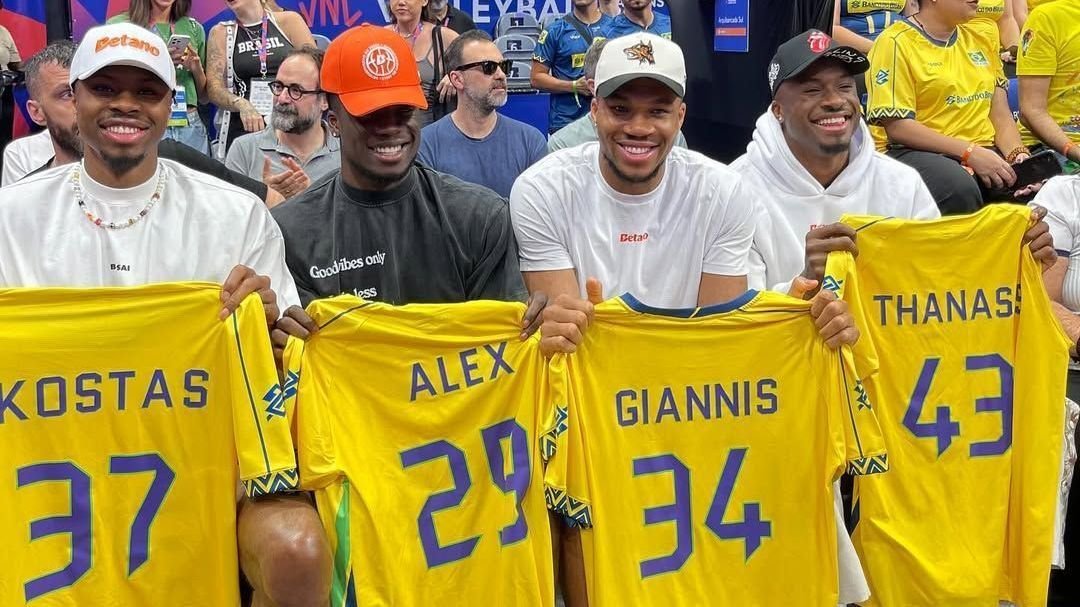 alex-antetokounmpo-assina-com-o-bucks-e-faz-historia-ao-lado-dos-irmaos