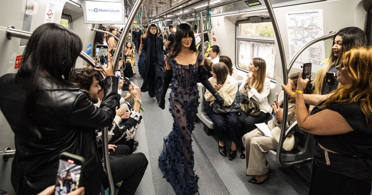 spfw-n60:-gloria-coelho-desfila-colecao-em-vagao-de-trem-em-movimento