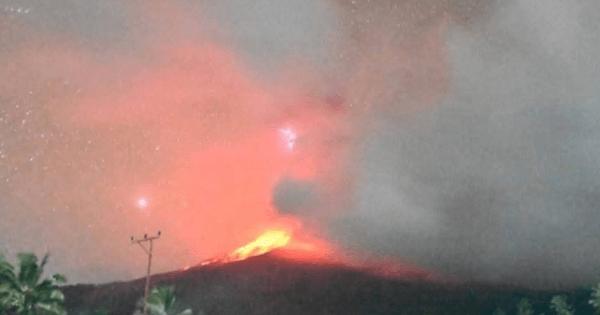 vulcao-entra-em-erupcao-na-indonesia-e-lanca-fumaca-a-10-km-de-altura