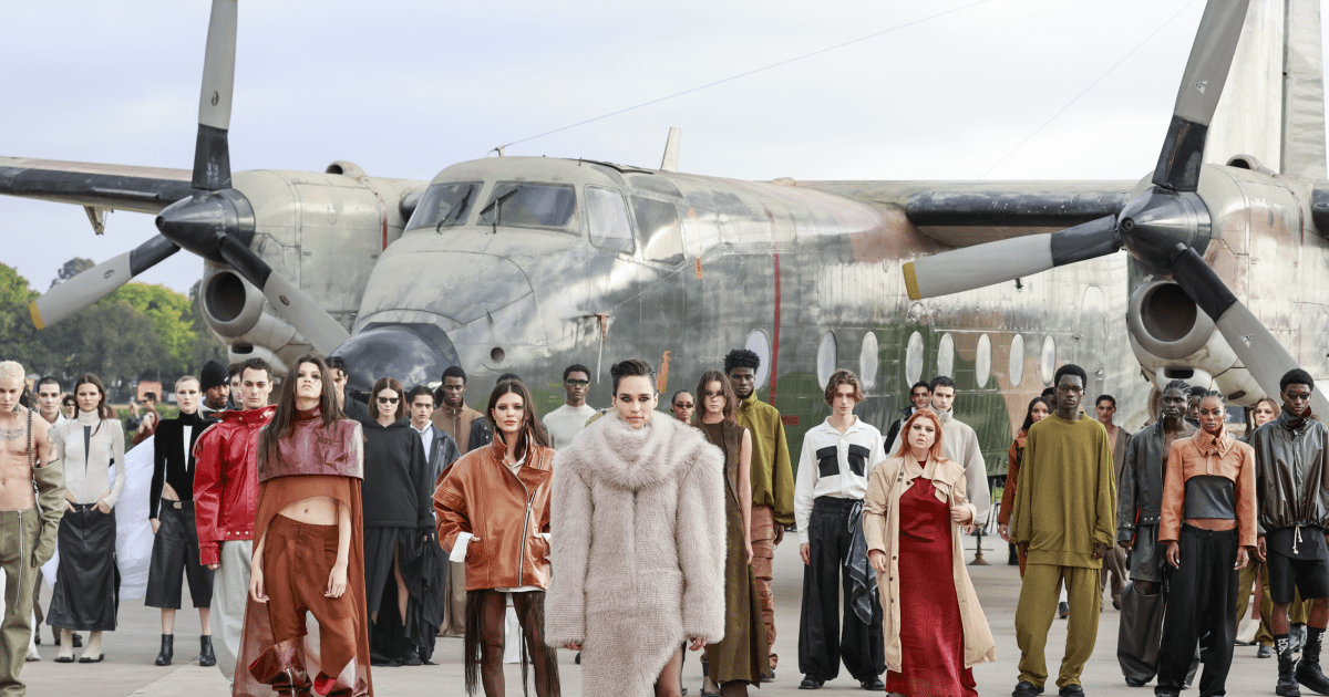 spfw-n60:-forca-faz-desfile-com-show-de-paraquedismo;-veja