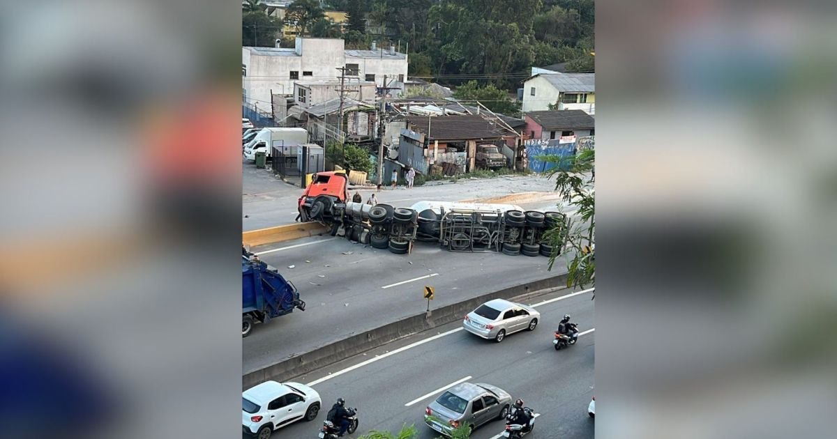 carreta-com-30-kg-de-cimento-tomba-e-interdita-trecho-de-rodovia-em-sp