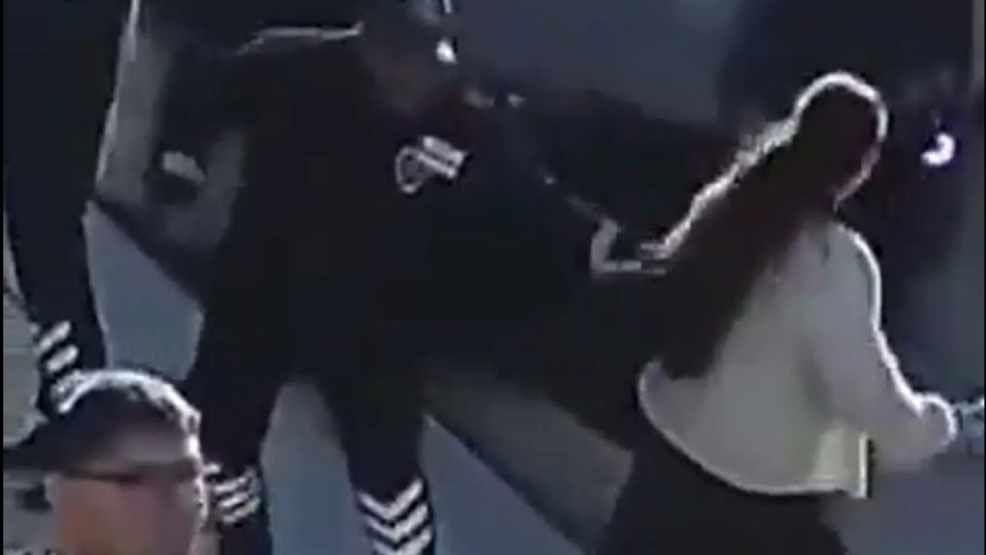 camera-registra-policial-resgatando-mulher-segundos-antes-de-trem-passar