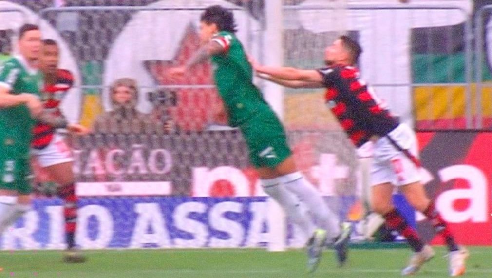 flamengo-x-palmeiras:-pc-oliveira-ve-erro-de-arbitragem-em-lance-de-gomez