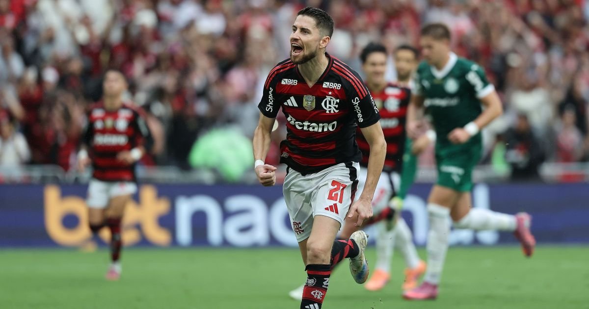 flamengo-vence-palmeiras,-encosta-na-lideranca-e-embola-o-brasileirao