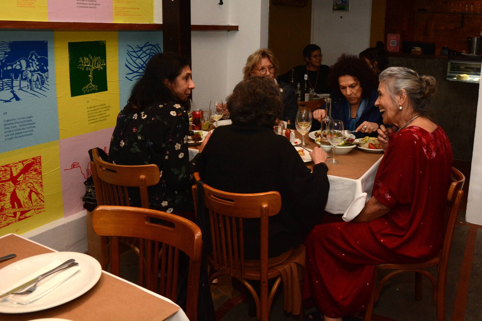 restaurante-martin-fierro-celebra-45-anos-com-jornal-e-sanduiche-de-paola-carosella
