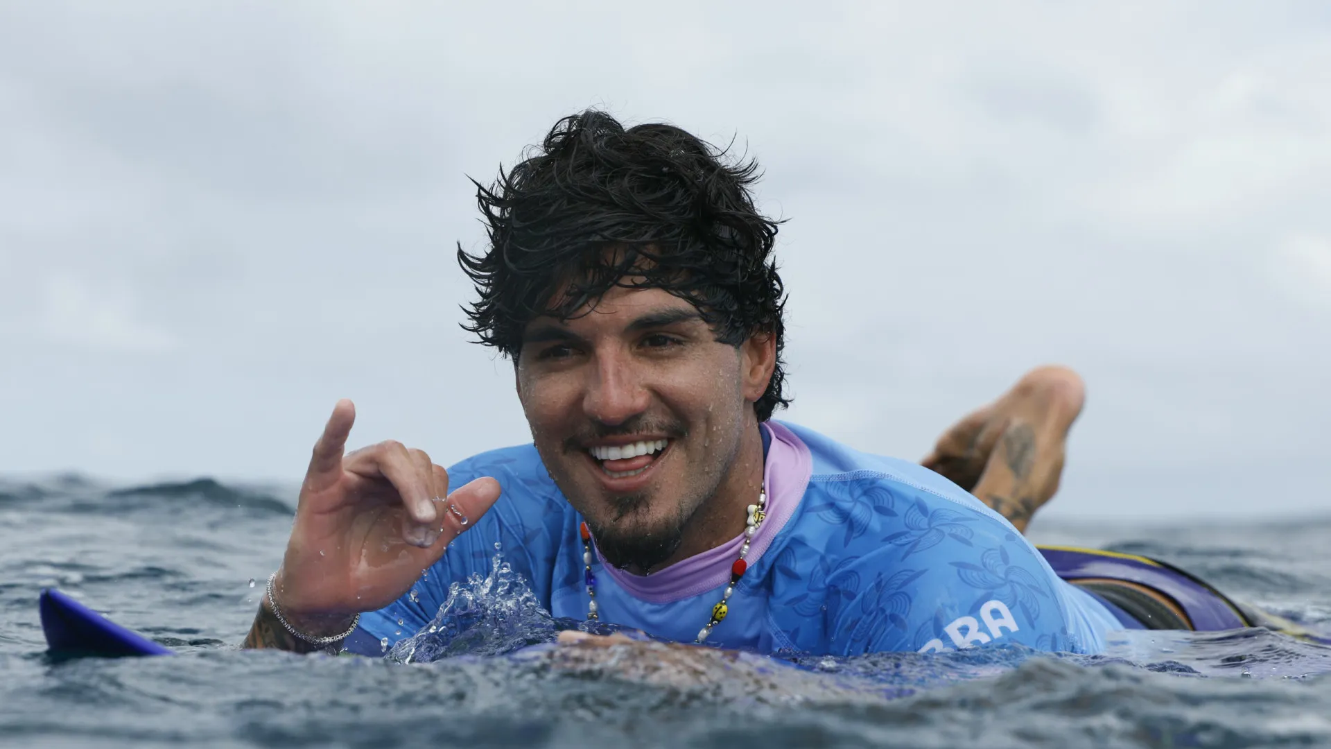 gabriel-medina-apresenta-o-‘filho’-nas-redes-sociais;-veja