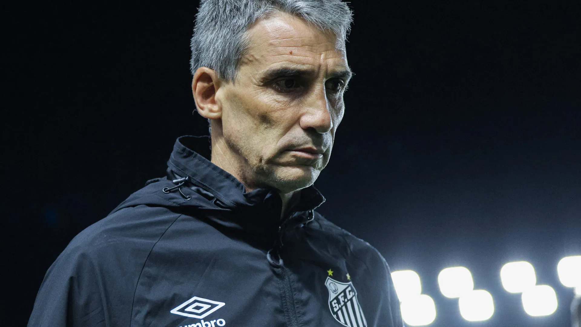 vojvoda-aceita-cobrancas,-pede-para-torcida-‘acreditar’,-mas-sequencia-do-santos-e-complicada