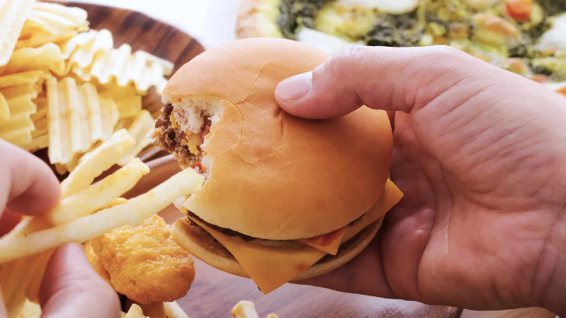 quatro-dias-comendo-besteiras-pode-acabar-com-sua-memoria,-segundo-estudo