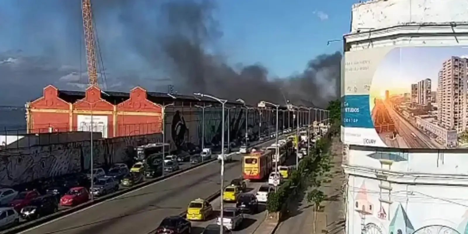 incendio-atinge-barracao-de-escola-de-samba-na-zona-portuaria-do-rio