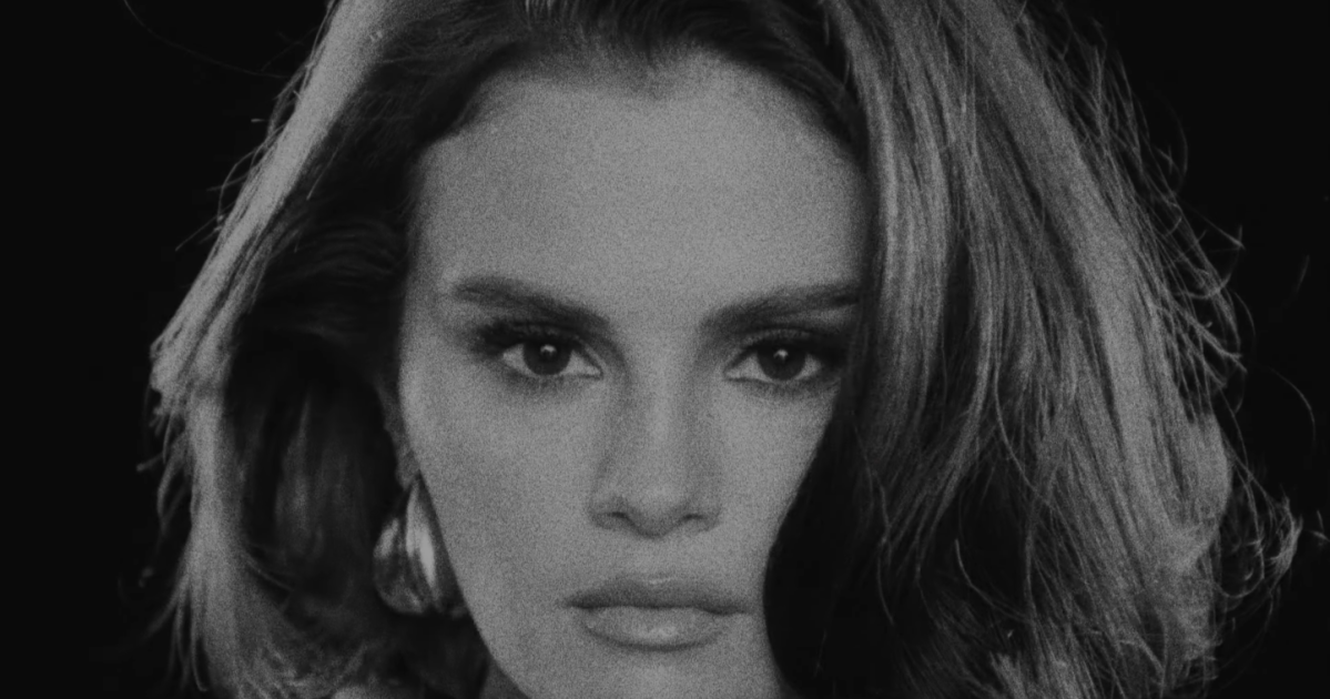 selena-gomez-lanca-“in-the-dark”-e-volta-a-estetica-de-“revival”;-ouca