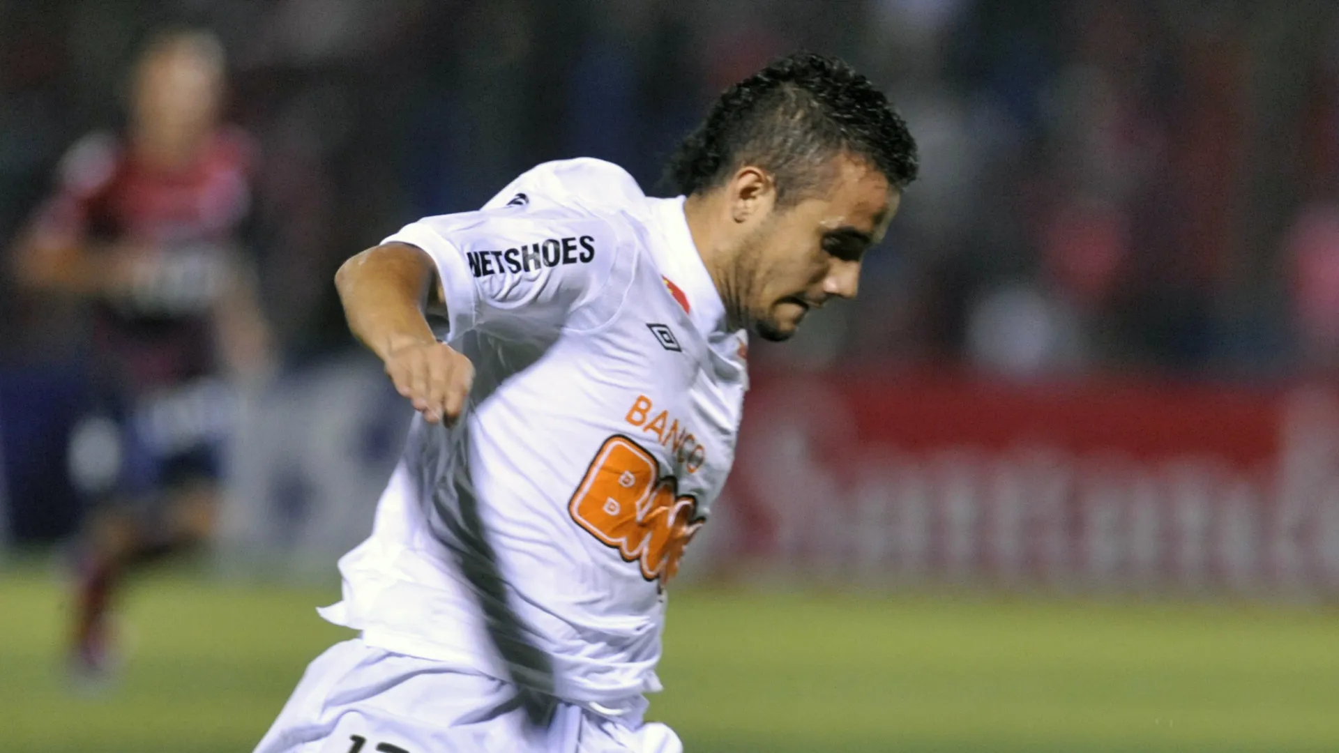 ex-santos-que-quase-perdeu-perna-apos-grave-lesao-se-aposenta-aos-37-anos