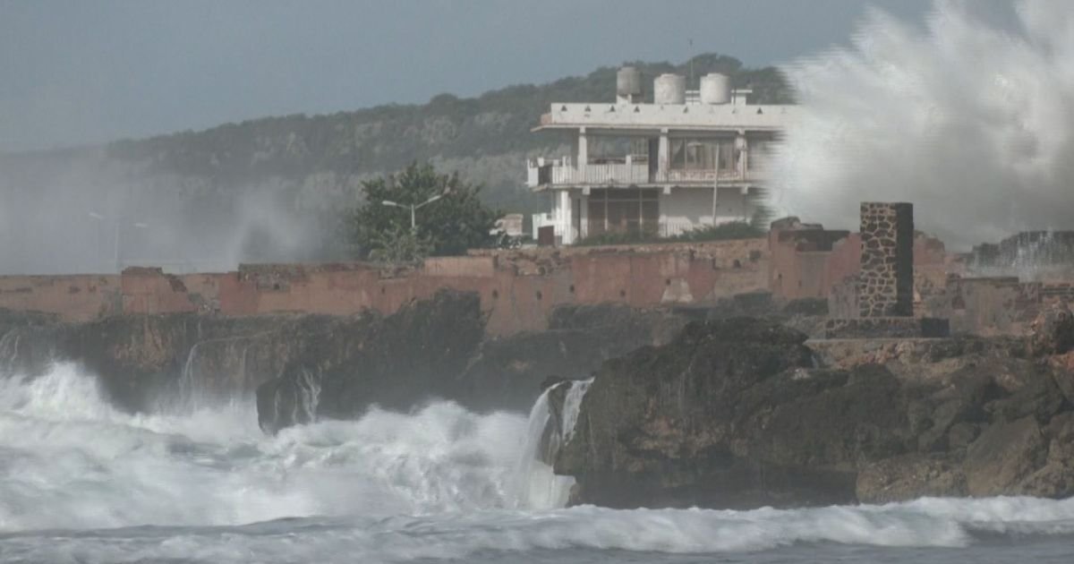 cubanos-protegem-casas-antes-da-chegada-de-furacao-de-categoria-5