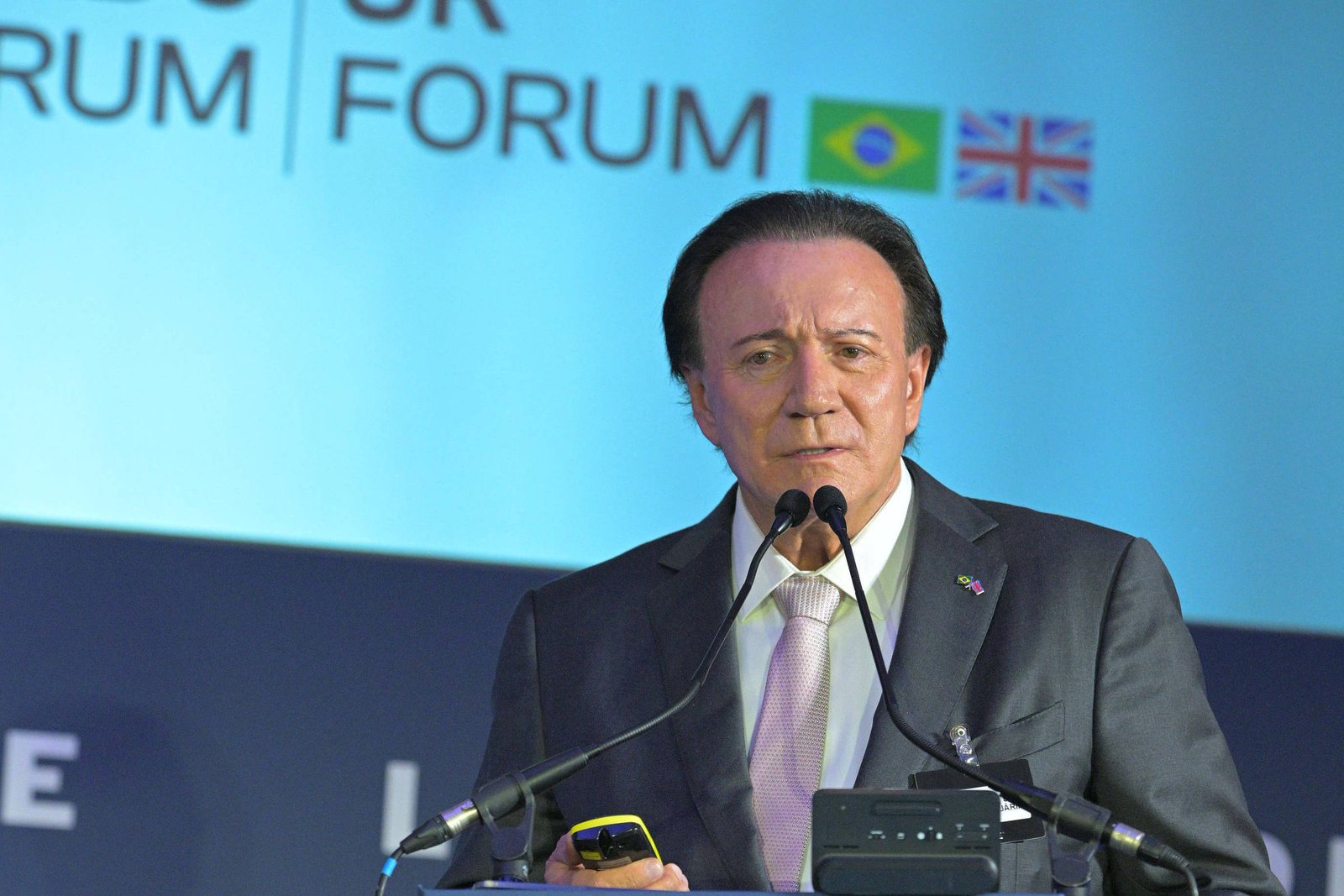 evento-de-empresarios-em-londres-tem-elogio-a-castro,-temor-com-seguranca-e-defesa-de-novo-ministerio