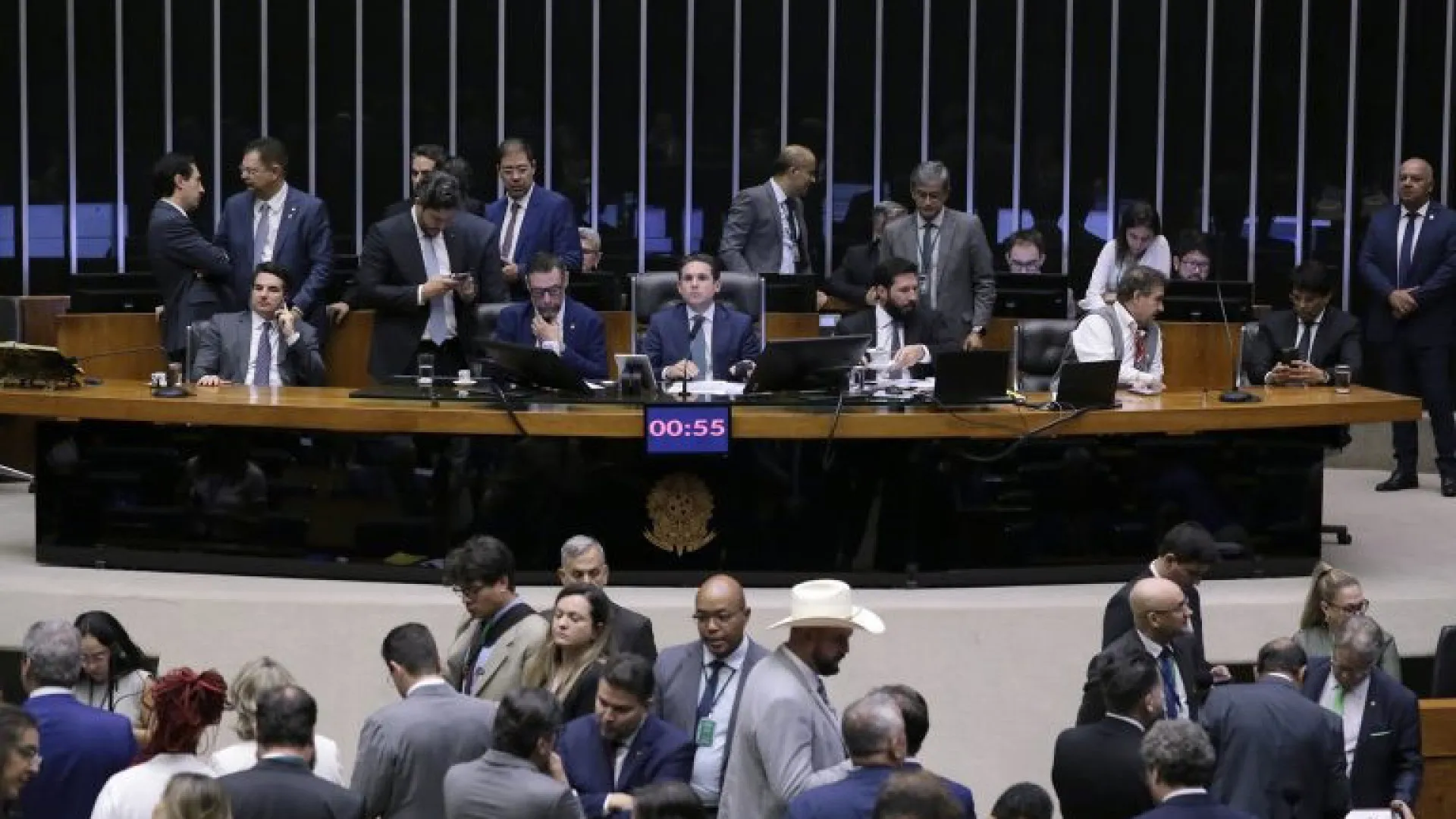 camara-apoia-fim-de-supersalarios,-mas-rejeita-reformas-fiscais,-indica-levantamento