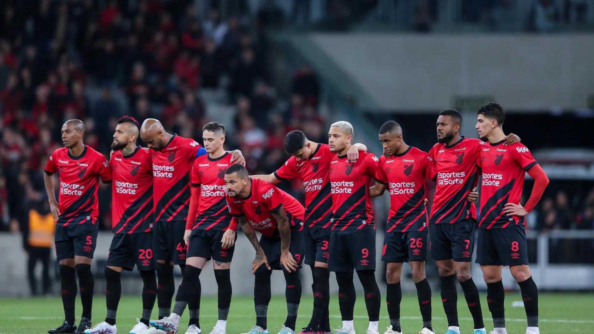 goias-e-athletico-pr-fazem-duelo-direto-por-acesso-na-serie-b-em-dia-de-briga-de-opostos