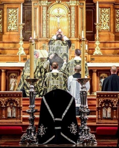 requiem-aeternam-dona-eis-domine:-et-lux-perpetua-luceat-eis.