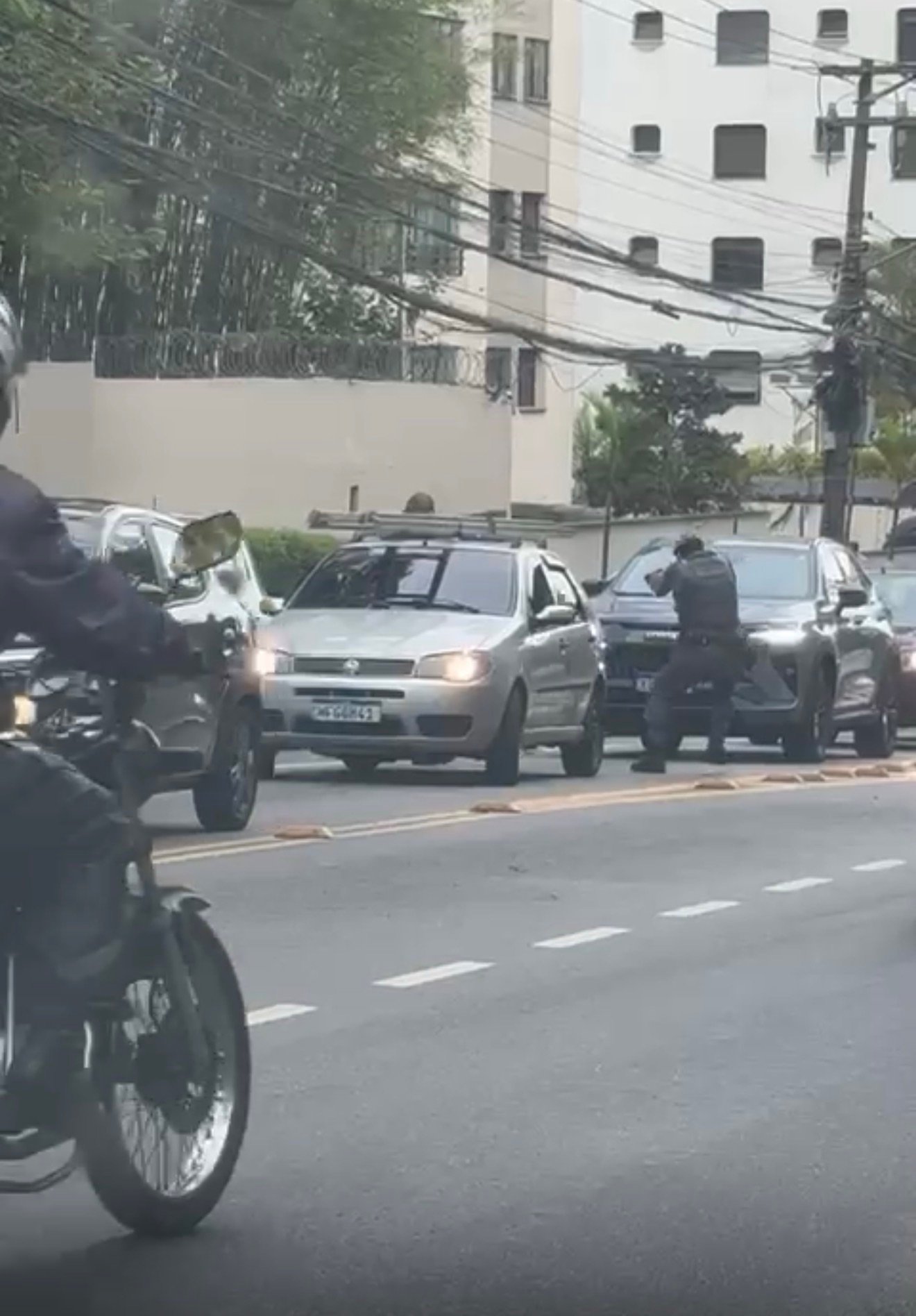 troca-de-tiros-no-morumbi-deixa-motoqueiro-ferido-e-causa-panico-na-av.-giovanni-gronchi