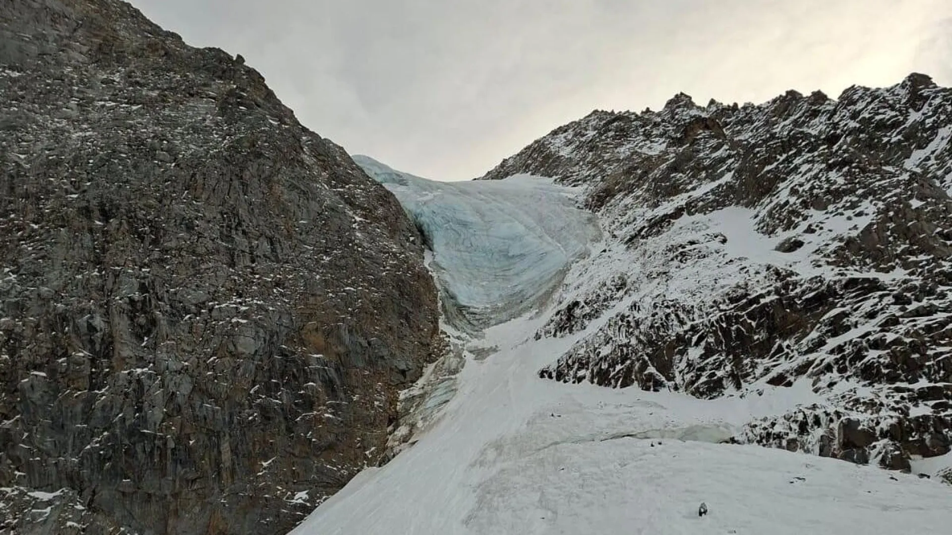 italia:-avalanche-mata-5-alpinistas,-incluindo-pai-e-filha-adolescente
